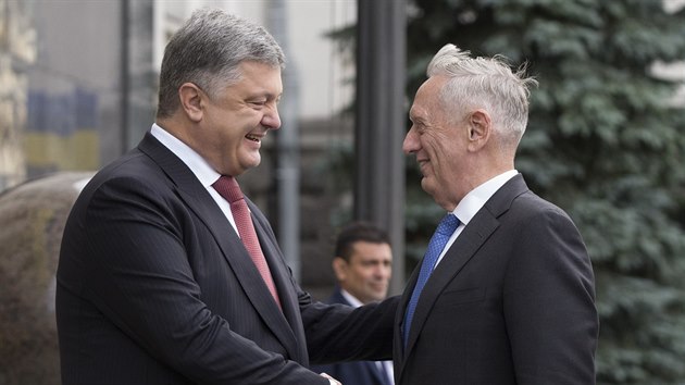 Ministr obrany USA Mattis a ukrajinsk prezident Poroenko (24. srpna 2017)