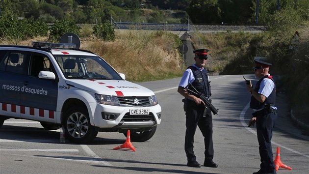 Katalnt policist hldkuj pobl msta, kde zastelili mue, kter na sob ml sebevraedn ps (21. srpna 2017).