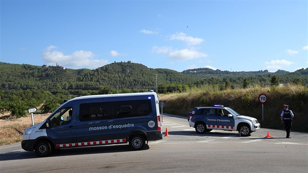 Katalnt policist hldkuj pobl msta, kde zastelili mue, kter na sob ml sebevraedn ps (21. srpen 2017).