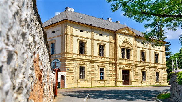 Zelenohorsk pota. Historie budovy samotn by vydala na kroniku. Dnes ukrv poklady vonc naftou a benznem.