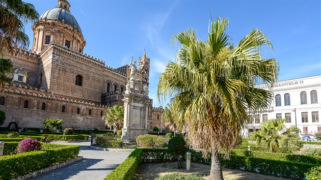 Majesttn budova katedrly je obklopena palmami. Zde jsou pohbeni nejvznamnj vldci Siclie, mimo jin Fridrich II., kter vydal proslulou Zlatou bulu sicilskou.