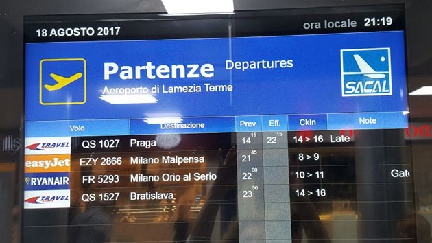 Cestujc Travel Service uvzli na italskm letiti Lamezia Terme, jejich let se zpozdil o estnct hodin.