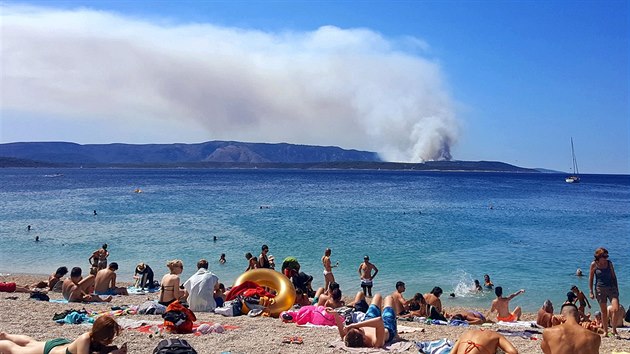 Lesn por na chorvatskm ostrov Hvar zachytil ten Ondej Marek ze znm ple Zlatni Rat. (22. srpna 2017)