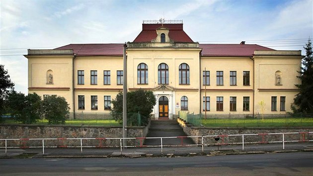 Historick budova zkladn koly v Kamennch ehrovicch ped rekonstrukc.