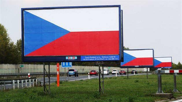 Billboardy u eskch dlnic v pondl hromadn zmnily svj obsah, nov na nich zobrazuj ob esk vlajky. Jde o protest ze strany Svazu provozovatel venkovn reklamy. Ti reaguj na novelu zkona o provozu na pozemnch komunikacch, kter majitelm billboard naizuje od 1. z tyto poutae od dlnic a silnic I. tdy odstranit.