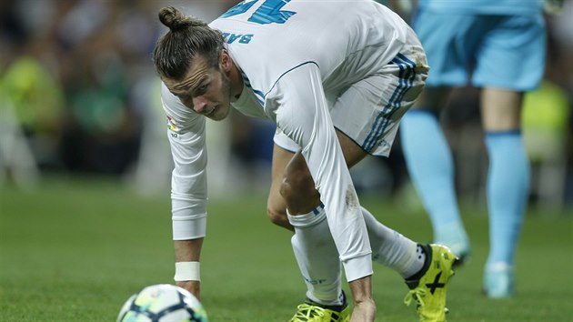 Gareth Bale v nefotbalov pozici bhem zpasu Realu Madrid s Valenci ve panlsk lize.