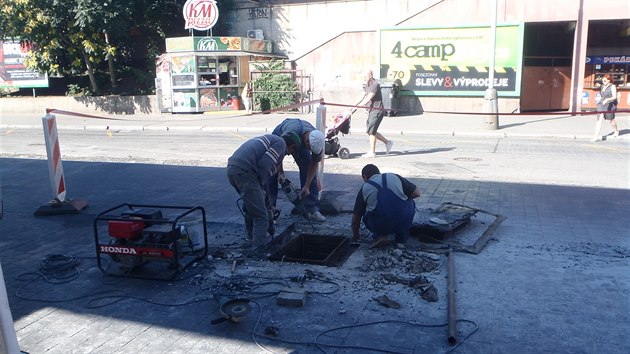 Oprava drncho poklopu na Smchovskm ndra.