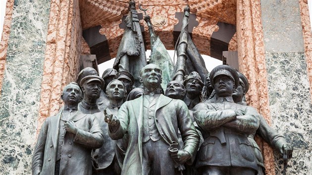 Monument republiky na istanbulskm nmst Taksim. V ele souso stoj zakladatel modernho Turecka Mustafa Kemal Atatrk. (6. ervna 2016)