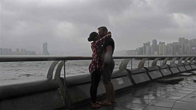 Hongkong zashl siln tajfun Hato. (23. srpna 2017)