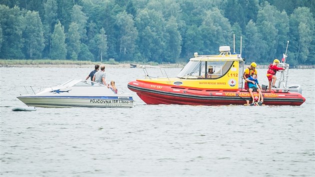 Zchrani tahaj z vody mue, kterho z paddleboardu shodila lo s mladmi lidmi. Tak vypadala jedna ze scn natenho serilu.