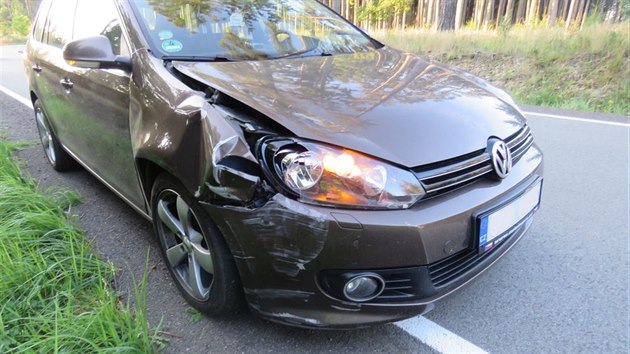 Nsledky nehody, pi n na Prostjovsku do cesty idii osobnho auta spadla z nkladnho auta devn paleta. (28. srpna 2017)