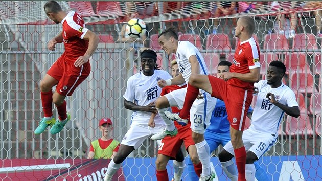 BRNO JDE DO VEDEN. Na centr do pokutovho zem si nabhl Jan Polk, po nm zejm jet usmrnil m do vlastn st Josef ural. Od 22. minuty platilo skre Brno - Sparta 1:0.