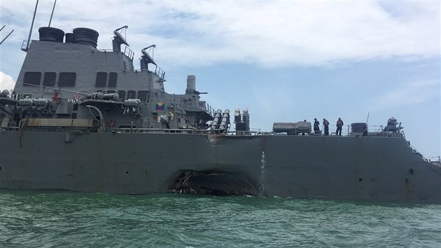 Americk torpdoborec John S. McCain po srce s obchodn lod nedaleko singapurskho pstavu. (21.8.2017)