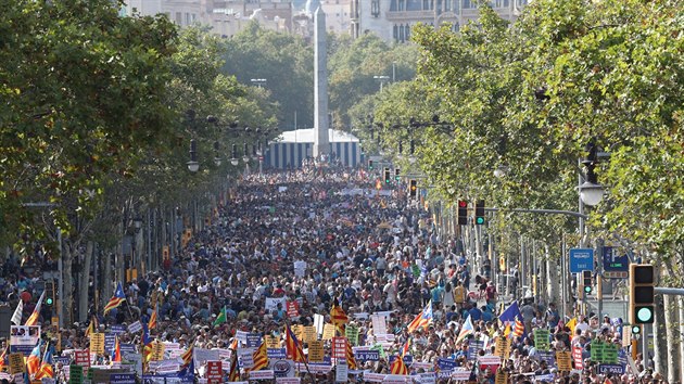 Obyvatel Barcelony s transparenty Nemme strach a kvtinami demonstruj pi mrovm pochodu proti terorismu. (26. srpna 2017)