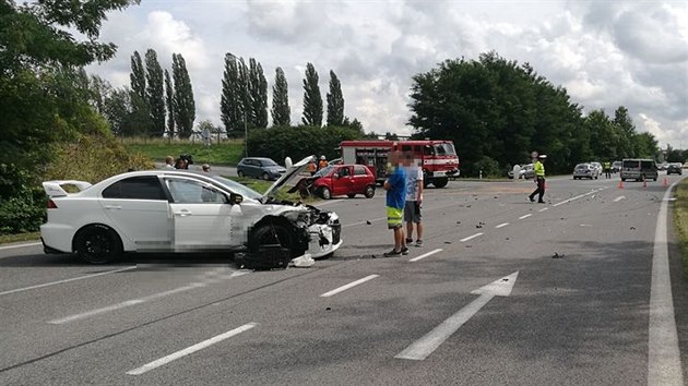 Nehoda dvou aut na Jinsku, po kter skonily v nemocnici ti eny (19.8.2017).
