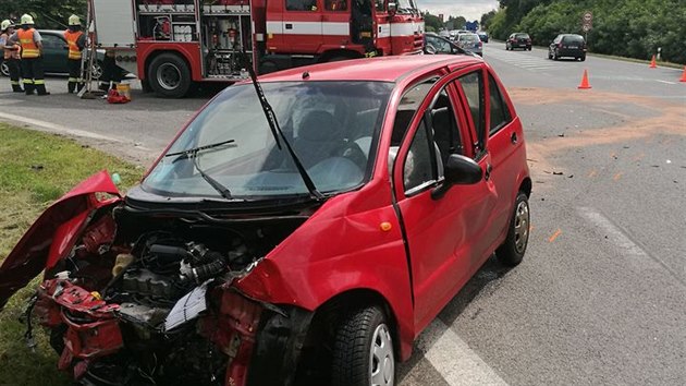 Nehoda dvou aut na Jinsku, po kter skonily v nemocnici ti eny (19.8.2017).