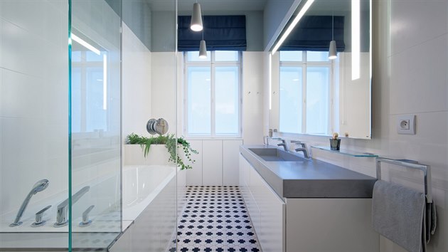 V koupeln s oknem pouili architekti dlabu evokujc dobu vzniku domu.