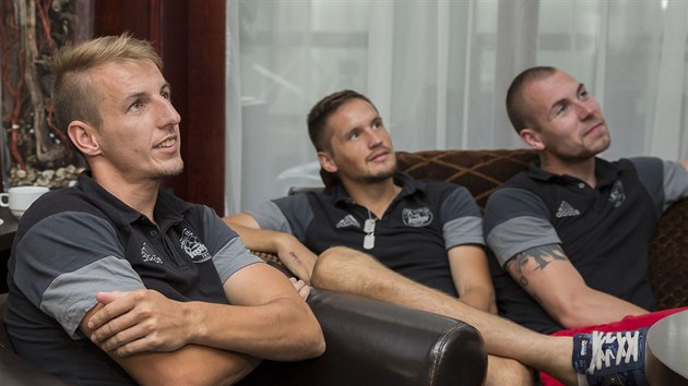 Zlnt fotbalist (zleva) Josef Hnanek, Luk eleznk a Stanislav Dostl sleduj los Evropsk fotbalov ligy.