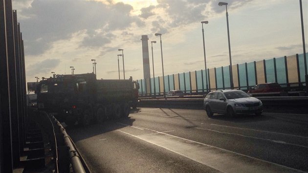 Na Lanov most v Praze narazila tatra do svodidel (25.8.2017)