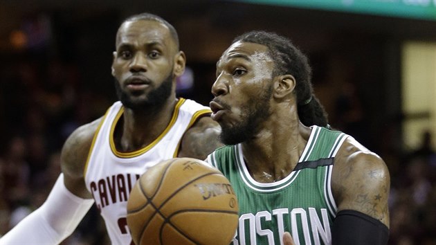 Jae Crowder (vlevo) v dresu Bostonu se prosazuje pes LeBrona Jamese z Clevelandu.