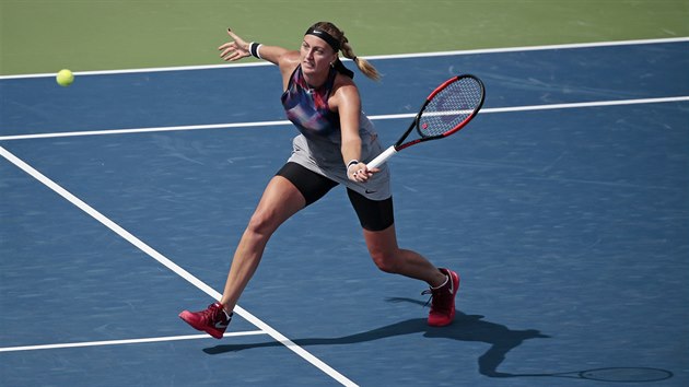 Petra Kvitov se natahuje po mku v prvnm kole US Open, esk tenistka postoupila pes Srbku Jelenu Jankoviovou.