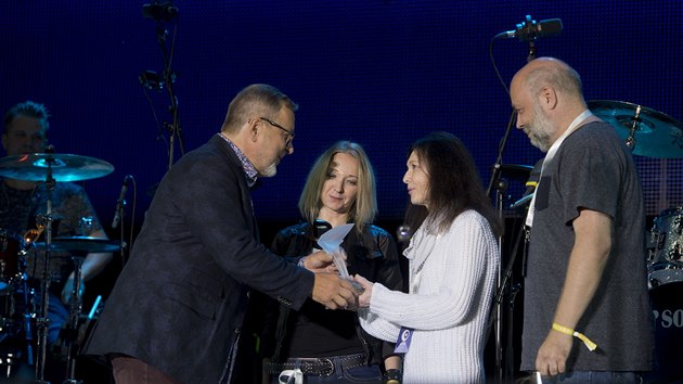 Michal Pavlek pedv cenu in memoriam rodin zesnulho kytaristy Radima Hladka pi koncertu skupiny Lucie na festivalu Soundtrack Podbrady.