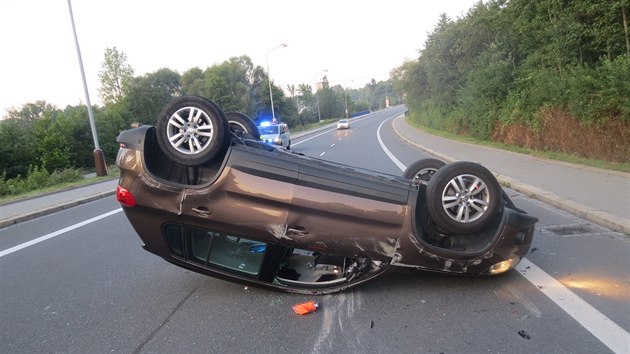 Po nrazu se idi volkswagenu otoil s autem na stechu.