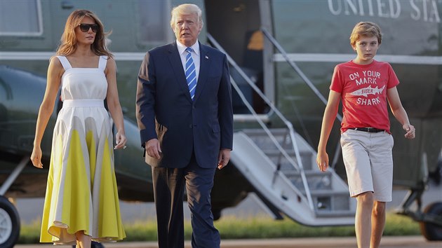 Donald Trump, jeho manelka Melania a syn Barron po vystoupen z letadla Air Force One (P.G. County, 20. srpna 2017)