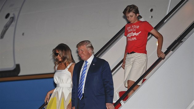 Donald Trump, jeho manelka Melania a syn Barron po vystoupen z letadla Air Force One (P.G. County, 20. srpna 2017)