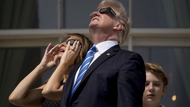 Donald Trump, jeho manelka Melania a syn Barron sleduj zatmn slunce (Washington, 21. srpna 2017).