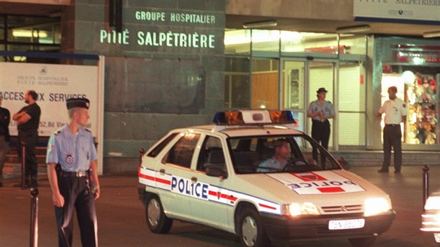 Policie u nemocnice Pitie-Salpetriere, kam převezli princeznu Dianu po autonehodě (Paříž, 31. srpna 1997).