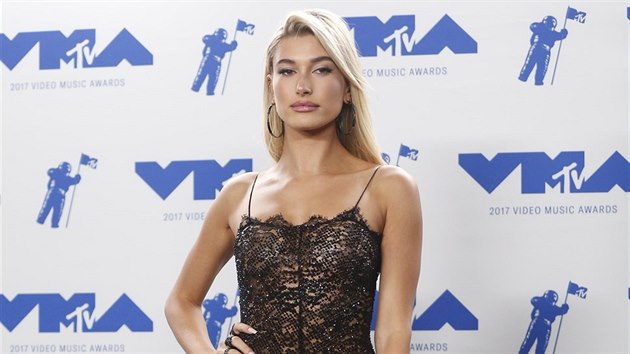 Modelka Hailey Baldwinov na MTV Video Music Awards (Inglewood, 27. srpna 2017)