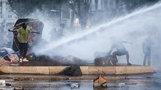 Italská policie vyklidila park v centru íma, který obsadili uprchlíci z...