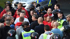 PO PROHŘE V OLOMOUCI. Kouč Svatopluk Habanec (uprostřed v černé košili) hovoří... PO PROHŘE V OLOMOUCI. Kouč Svatopluk Habanec (uprostřed v černé košili) hovoří...