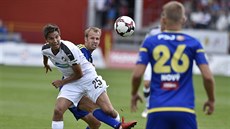 Aleš Čermák z Plzně (vlevo) bojuje s jihlavským , Lukášem Vaculíkem, přihlíží... Aleš Čermák z Plzně (vlevo) bojuje s jihlavským , Lukášem Vaculíkem, přihlíží...