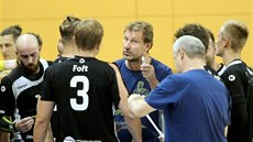 Porada plzeňských házenkářů. Pokyny rozdává kouč Michal Tonar. Porada plzeňských házenkářů. Pokyny rozdává kouč Michal Tonar.