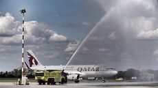 Letadlo spolenosti Qatar Airways 21. srpna poprvé slavnostn pistálo na...