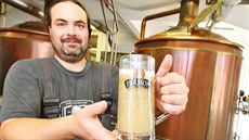 Sládek Jan Rada se vzorkem nezcezeného základu pivního speciálu Horňák s ještě... Sládek Jan Rada se vzorkem nezcezeného základu pivního speciálu Horňák s ještě...