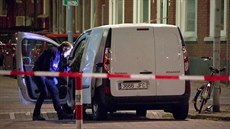 Policie v Rotterdamu prohledává dodávku, v níž měly být plynové bomby... Policie v Rotterdamu prohledává dodávku, v níž měly být plynové bomby...