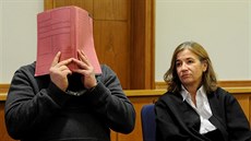 Niels H. při soudním procesu v německém Oldenburgu. Niels H. při soudním procesu v německém Oldenburgu.