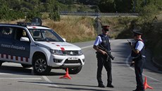 Katalántí policisté hlídkují poblí místa, kde zastelili mue, který na sob...