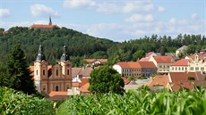 Panorama Nepomuku s neodmyslitelnou kulisou Zelené hory. Panorama Nepomuku s neodmyslitelnou kulisou Zelené hory.