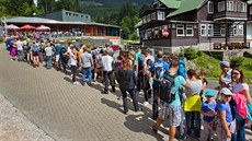 Turisté ekají ve front na lanovku v Peci pod Snkou.