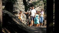 Turisté v Prachovských skalách v eském ráji