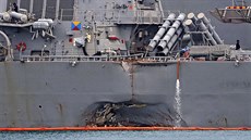 Poniený americký torpédoborec John S. McCain po sráce s obchodní lodí...