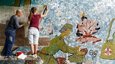 Magdalena Kracík Štorkánová (vlevo) s kolegyní připravuje sejmutí druhého... Magdalena Kracík Štorkánová (vlevo) s kolegyní připravuje sejmutí druhého...