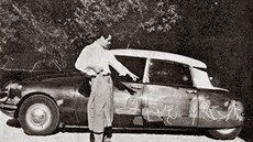 Manuel Mejido s obrazem Girlanda míru, který na Citroën DS namaloval Pablo...
