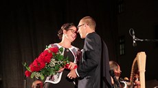 Muž požádal během koncertu filharmonie partnerku o ruku Muž požádal během koncertu filharmonie partnerku o ruku