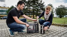 Studenti Marek Kucbel a Barbora Švédová ukazují přístroj, který sbírá prach z... Studenti Marek Kucbel a Barbora Švédová ukazují přístroj, který sbírá prach z...