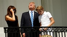 Trump se ve spolenosti své eny Melanie a syna Barrona podíval pímo do...